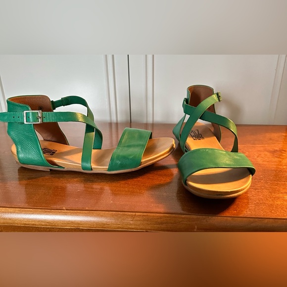 Mia Mooz Aster Sandals - Picture 2 of 5